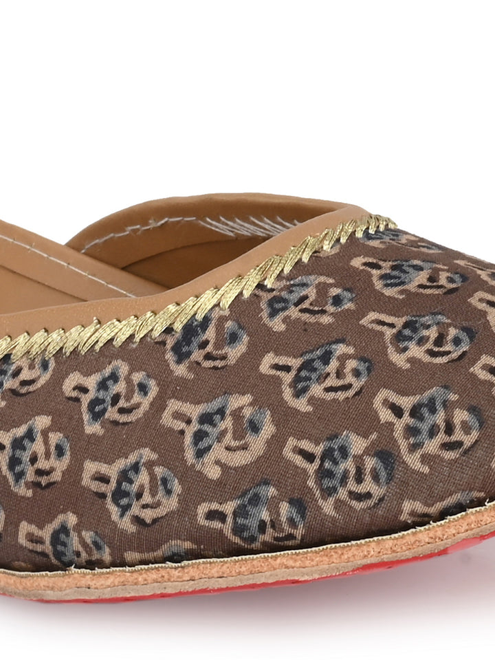 Sringam Women's Brown Printed Mojaris