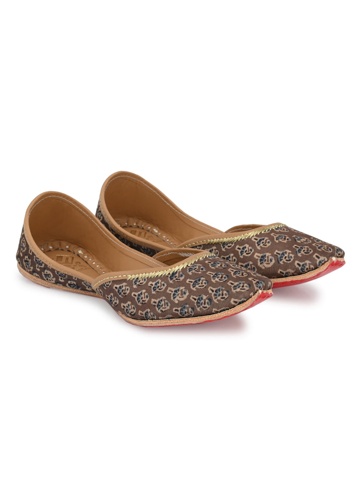 Sringam Women's Brown Printed Mojaris