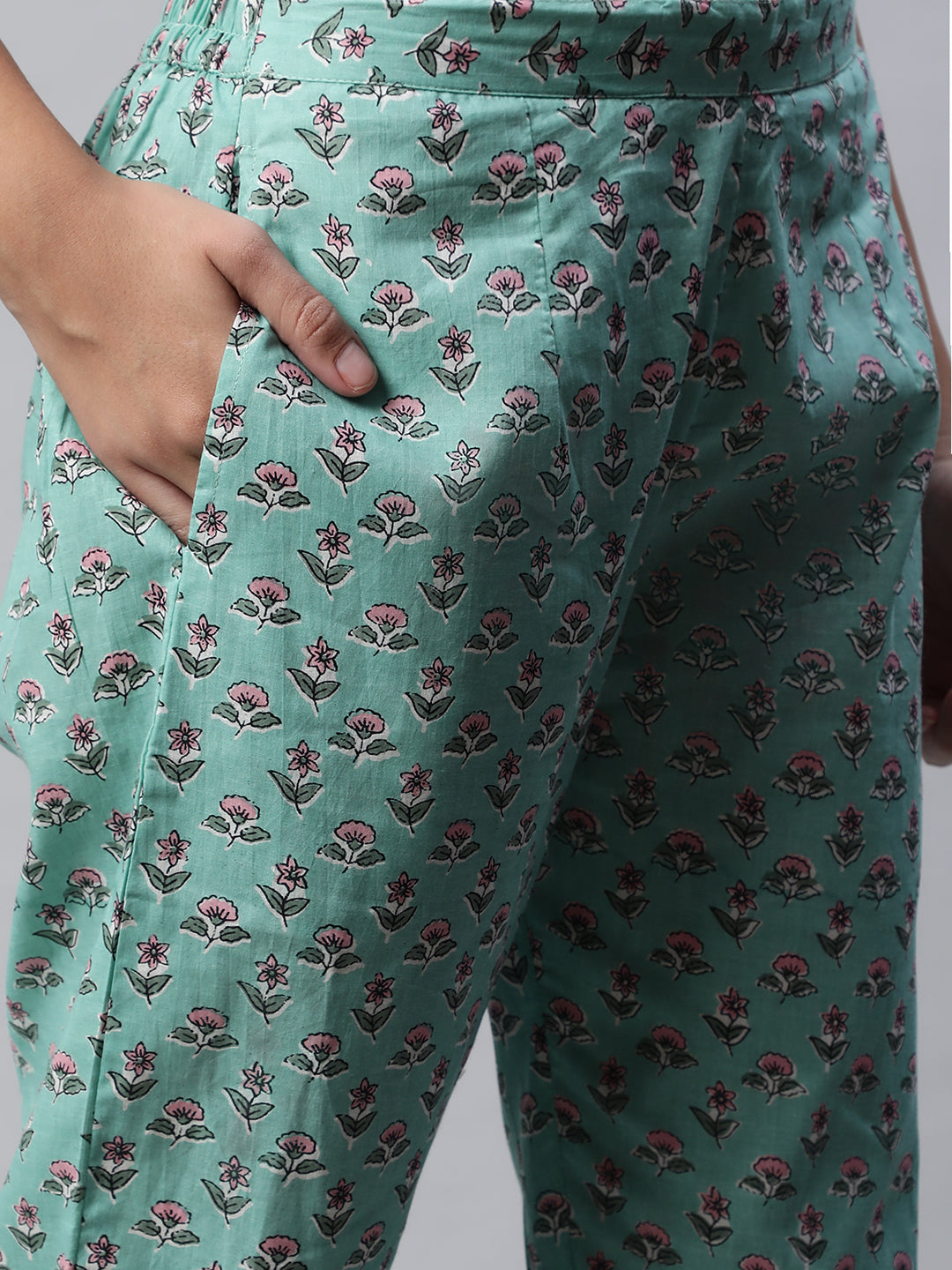 Women Green Floral Printed Kurta with Trousers